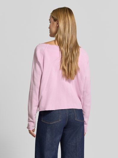 Frauenmodel trägt Sweatshirt mit U-Boot-Ausschnitt Modell 'BTOWN' von American Vintage in Rosa, lockere Passform, Baumwolle, Saum im Destroyed-Look, Ganzkörperansicht Rückansicht.