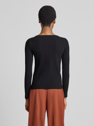 Frauenmodel trägt schwarzes Slim Fit Langarmshirt aus Baumwoll-Mix Modell 'Sovke' von OPUS, feine Rippenstruktur, Ganzkörperansicht Rückansicht.