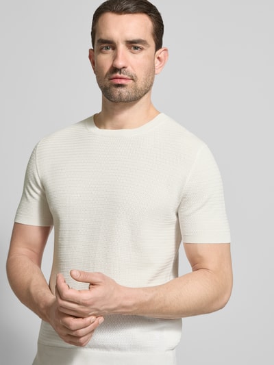 Männermodel trägt Strickshirt mit Rundhalsausschnitt von Manuel Ritz in creme, Reine Baumwolle, Regular-Fit, Label-Stitching, Nahaufnahme Oberkörper. Rückenlänge bei Größe M: 65 cm.