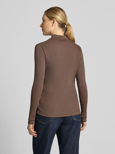 Frauenmodel trägt Slim Fit Pullover aus Baumwoll-Modal-Mix von Marc O'Polo in Braun mit Rippstruktur und langen Ärmeln, Ganzkörperansicht Rückansicht. Damen Pullover von Marc O'Polo.
