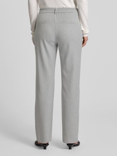 Frauenmodel trägt Straight Leg Hose mit Viskose-Anteil Modell 'MAYA' von Vero Moda in hellgrauer Melange-Optik, Ganzkörperansicht Rückansicht.
