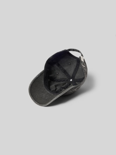 Produktfoto, Base Cap mit Logo-Patch von Closed z bawełny, tkanina stylizowana na denim, wyhaftowany napis, regulowane zapięcie, wnętrze czapki z daszkiem