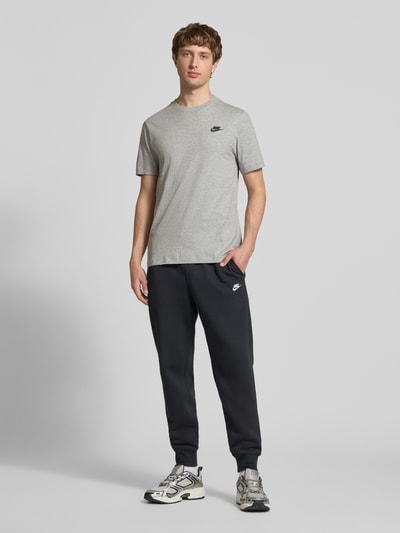 Nike T-Shirt mit Label-Stitching Hellgrau Melange 1