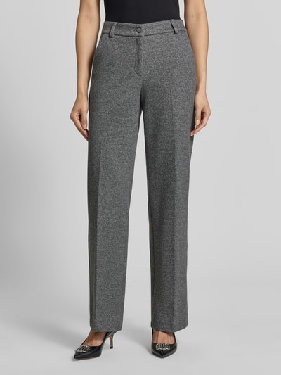 Frauenmodel trägt Wide Leg Hose mit Baumwoll-Anteil Modell 'MAINE' von Brax in Grau, Damen Weite Hose, Nahaufnahme Oberkörper.