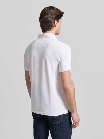 Männermodel trägt Slim Fit Poloshirt mit Label-Stitching Modell 'TRACKWAY' von PME Legend in Weiß, Baumwoll-Elasthan-Mix, Ganzkörperansicht Rückansicht.