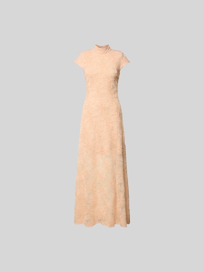 Produktfoto, Maxikleid mit floralen Allover-Details von ROTATE in Beige mit elastischem Material-Mix, taillierter Passform, Stehkragen, kurzärmelig, florale Textur, Gesamtlänge 142 cm, Brustweite 38 cm, Größe 36.
