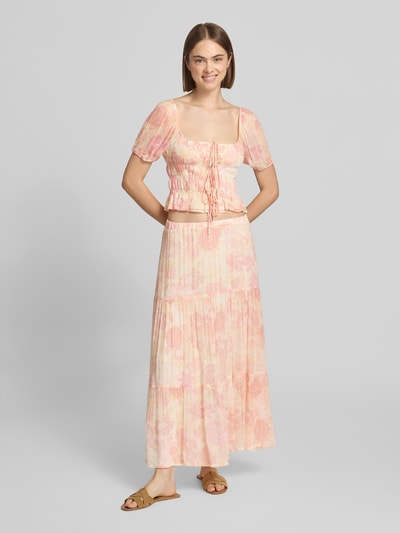 Frauenmodel trägt Blusenshirt aus Viskose mit Schnürung Modell 'Maelle' von OH APRIL im Slim Fit mit Karree-Ausschnitt, pastellfarbige Muster, Ganzkörperansicht von vorne.