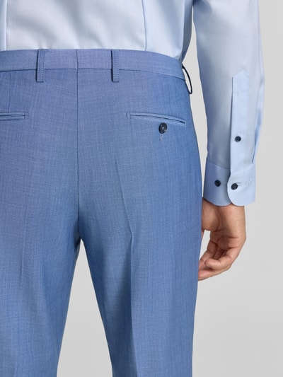 Männermodel trägt Regular Fit Sakko mit Schurwoll-Anteil Modell 'Monopoly' von CINQUE, hellblau, feine Stofftextur, Nahaufnahme Rückansicht. Herren Sakko, elastischer Material-Mix, Reverskragen, 2-Knopfleiste, Pattentaschen, Bundweite 46 cm, Rückenlänge 72 cm, Schulterbreite 49 cm, Ärmellänge 65 cm.