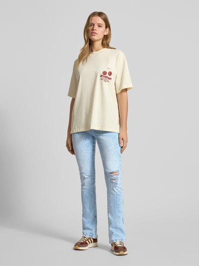 Vrouwenmodel draagt Flared Jeans im Destroyed-Look model 'BECCA' van TRUE RELIGION, lichtblauw, mix van katoen en elastaan, flared cut, bandwijdte maat 27: 40 cm, binnenbeenlengte maat 27: 83 cm, destroyed-look details, volledige lichaamsvoorzijde.