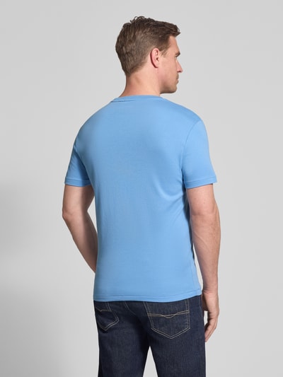 Männermodel trägt Regular Fit T-Shirt aus reiner Baumwolle von Polo Ralph Lauren in Optik: Unifarben, Ganzkörperansicht Rückansicht.
