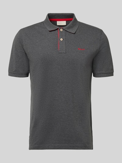 Produktfoto, Regular Fit Poloshirt mit Logo-Stitching von Gant, elastyczna mieszanka bawełny, krój regular fit, kolor ciemnoszary, krótki rękaw, kołnierzyk polo, długość pleców w rozmiarze M: 70 cm