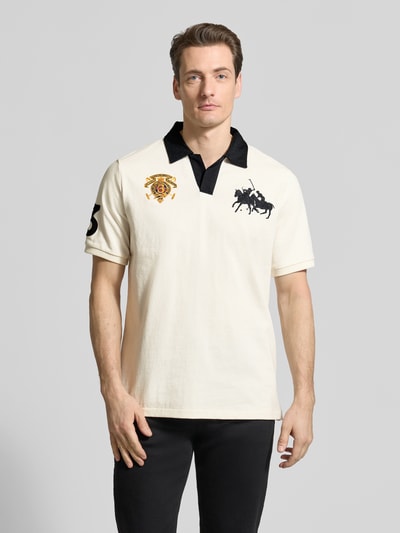 Męskimodel nosi Regular Fit Poloshirt aus reiner Baumwolle von Polo Ralph Lauren, efekt: jednolity kolor, krój regular fit, wyhaftowane logo, kołnierzyk polo, bawełna. Ganzkörperansicht von vorne.