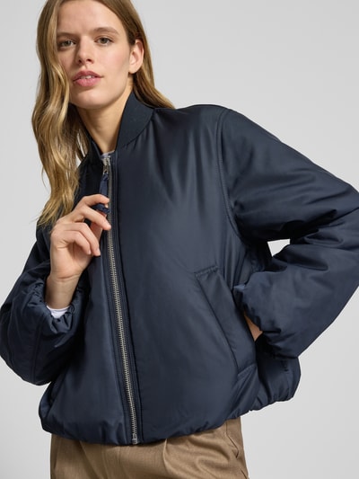 Vrouwenmodel draagt Regular Fit Bomberjacke met collegekraag van Marc O'Polo Denim, donkerblauw, elastische boorden, vooraanzicht bovenlichaam.