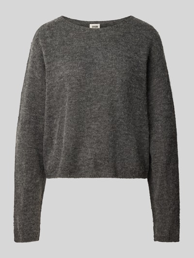 Produktfoto, grauer Strickpullover aus Woll-Mix mit Alpaka-Anteil Modell 'IMENY' von DRYKORN, oversize, U-Boot-Ausschnitt, langarm, feine Textur