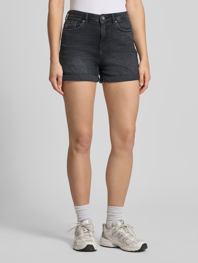 Frauenmodel trägt Regular Fit Jeansshorts aus Baumwoll-Mix Modell 'JOSEPHINE' von Only mit Denim-Optik, Label-Patch, Gürtelschlaufen, Knopf und verdecktem Reißverschluss, 5-Pocket-Design; dunkler Stoff, glatte Struktur, Ganzkörperansicht von vorne.