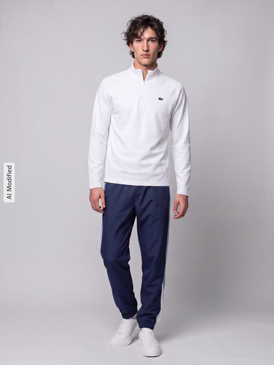 Männermodel trägt weißes Regular Fit Sport-Langarmshirt mit Ultra-Dry-Technologie von Lacoste und blauer Hose, Ganzkörperansicht von vorne, Herren Sport-Langarmshirt von Lacoste Sport, KI-modifiziertes Bild.