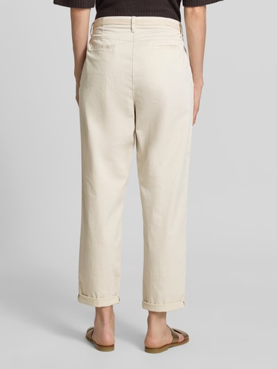 Frauenmodel trägt Regular Fit Chino aus Baumwoll-Mix Modell 'CARRIE' von Raphaela By Brax, unifarben, Ganzkörperansicht Rückansicht.