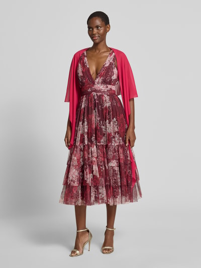 Modelka kobieca ma na sobie Relaxed Fit Cocktail-Jacke in semitransparentem Design od Vera Mont, półprzezroczysty materiał, krój relaxed fit, dekolt w serek, zapięcie na guzik, rękaw o dł. 1/2, widok całej sylwetki z przodu.