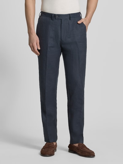 Männermodel trägt Leinenhose mit Gesäßtaschen von Christian Berg Men in Dunkelblau, Reines Leinen, Regular-Fit, Bügelfalten, Ganzkörperansicht von vorne. Bundweite 47 cm, Innenbeinlänge 81 cm bei Größe 50.