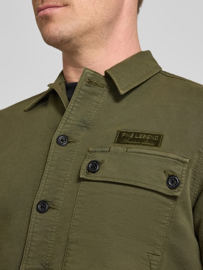 Männermodel trägt Regular Fit Hemdjacke mit Kentkragen und Label-Stitching von PME Legend, mix van katoen en lyocell, borstzak, olijfgroen, labelstitching, detailaufnahme bovenlichaam