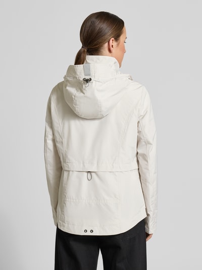Vrouwenmodel draagt Jacke mit Kapuze und Eingrifftaschen van Gil Bret in offwhite, regular fit, capuchon, knoopsluiting, ritszakken, weather protection, ruglengte maat 36: 67 cm, schouderbreedte 40 cm, borstwijdte 46 cm, mouwlengte 64 cm, geheel in beeld, rugaanzicht.
