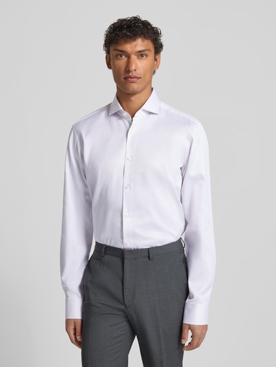 Männermodel trägt Regular Fit Businesshemd aus reiner Baumwolle Modell 'JOE' von BOSS, Optik: Allover-Muster, Ganzkörperansicht von vorne.