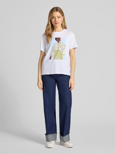Vrouwenmodel draagt Relaxed Fit T-Shirt uit pure katoen van s.Oliver RED LABEL, uni, ronde hals, korte mouw, jersey, motiefprint; volledige vooraanzicht.