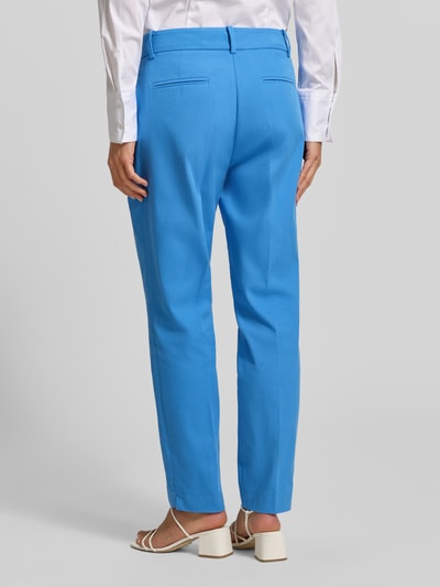 Frauenmodel trägt Stoffhose mit Bügelfalte von More & More in Blau, Baumwoll-Mix mit Stretch-Anteil, Gesäßleistentaschen, Ganzkörperansicht Rückansicht.
