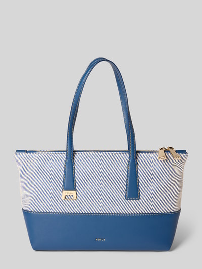 Produktfoto, Shopper mit Label-Detail Modell 'OLIVIA' von FURLA, Hauptfach mit Reißverschluss, Tragehenkel, 44 cm Breite, 24 cm Länge, 13 cm Tiefe, 58 cm Schulterriemen, blau-weißes Design und strukturierte Oberfläche