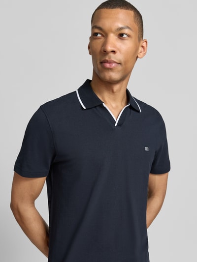 Męski model nosi Modern Fit Poloshirt mit Logo-Stitching od Christian Berg Men, bawełna, kołnierzyk polo, krój modern fit, widok z przodu, zbliżenie na górną część ciała.