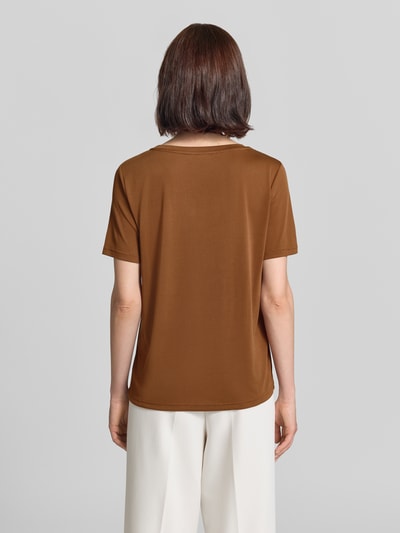 Frauenmodel trägt T-Shirt mit Rundhalsausschnitt von Fynch-Hatton in Braun, Relaxed Fit, glatte Textur, Rückenlänge S: 62 cm, Ganzkörperansicht Rückansicht.