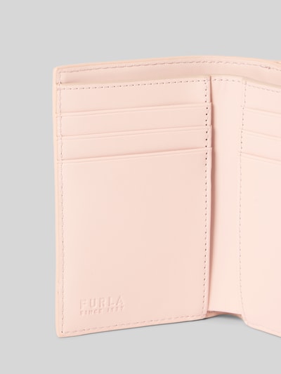 Produktfoto, Portemonnaie aus Leder Modell 'IRIDE' von FURLA in zartrosa mit diversen Fächern und geprägtem Label-Detail, Nahaufnahme Innenansicht