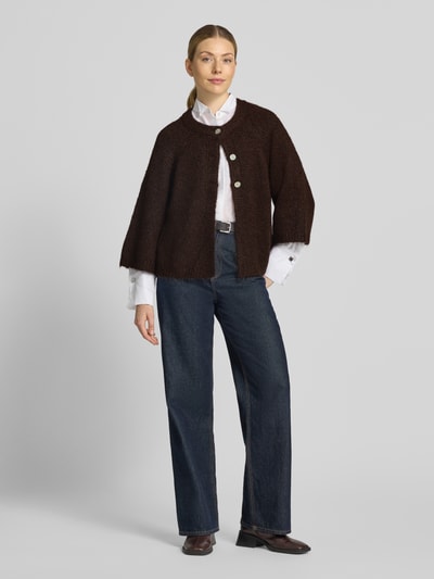 Vrouwenmodel draagt Relaxed Fit cardigan met wol Model 'Lulu' van FREE/QUENT, elastische wolmix, tricotlook, donkerbruin, 3/4-mouw, ruglengte 59 cm, mouwlengte 48 cm, vooraanzicht van het hele lichaam