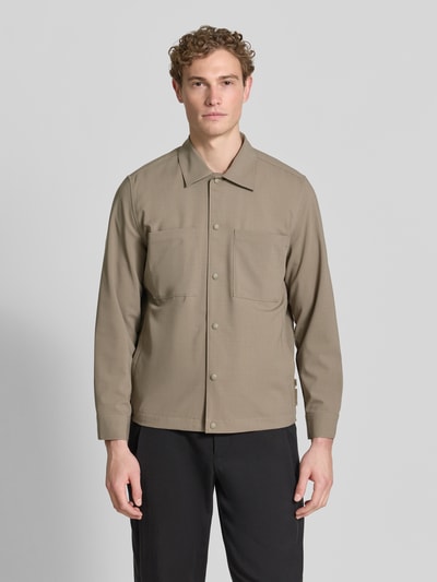 Männermodel trägt Regular Fit Overshirt mit Baumwoll-Anteil - Marc O'Polo × DFB Travel Collection in Unifarbe, Ganzkörperansicht von vorne