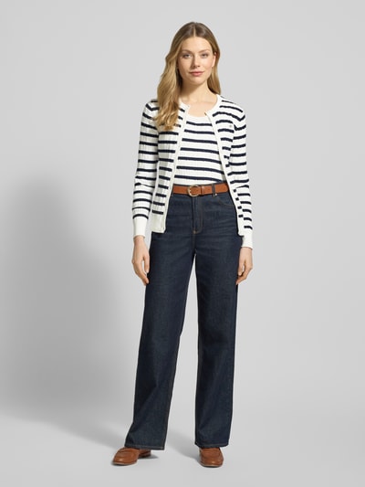 Frauenmodel trägt Stricktop in Ripp-Optik mit Label-Stitching von Gant, Baumwoll-Mix, Slim Fit, weiß-blau, Ganzkörperansicht von vorne.
