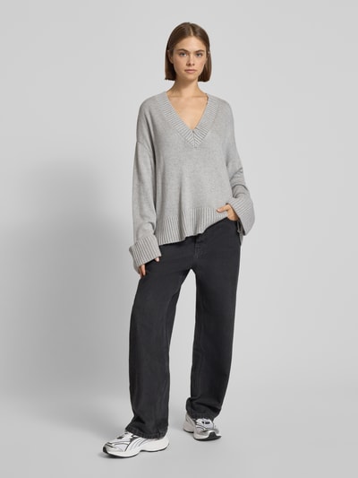 Gina Tricot Strickpullover mit V-Ausschnitt Hellgrau Melange 1