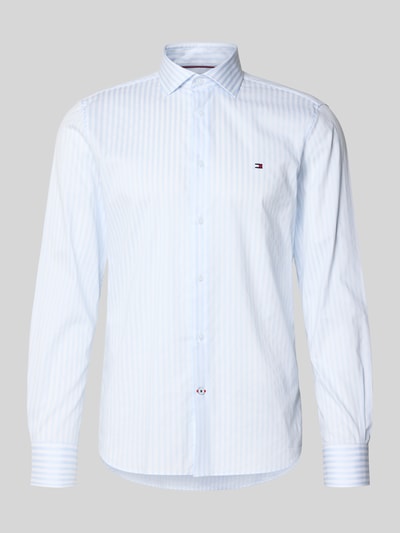 Produktfoto, Slim Fit Businesshemd aus Baumwoll-Mix von Tommy Hilfiger Tailored in Hellblau mit feinen Streifen und Logo-Stitching rechts.