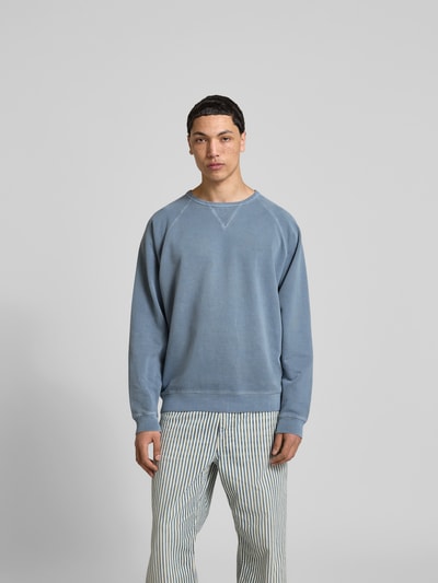 Männermodel trägt Relaxed Fit Sweatshirt aus Baumwolle von Closed in Hellblau mit Raglanärmel, Rundhalsausschnitt und elastischen Abschlüssen, Ganzkörperansicht von vorne. Rückenlänge bei Größe M: 71 cm.