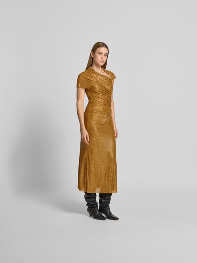 Frauenmodel trägt Maxikleid mit Allover-Ziersteinbesatz von Self-Portrait im Slim-Fit aus Elastischer-Material-Mix in Gold, Ganzkörperansicht von vorne.