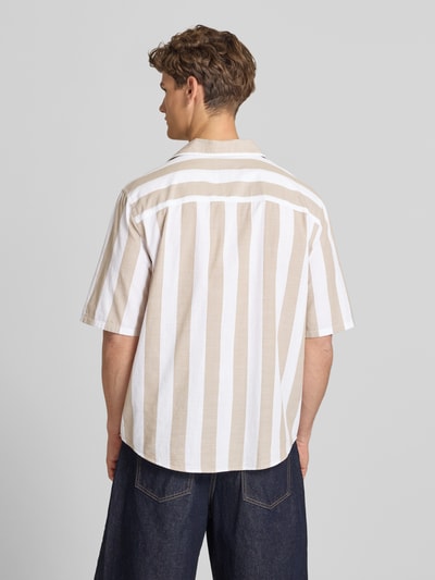 Männermodel trägt Relaxed Fit Freizeithemd aus reiner Baumwolle Modell 'TES' von Only & Sons, Optik:Allover-Muster, gestreift, Ganzkörperansicht Rückansicht.