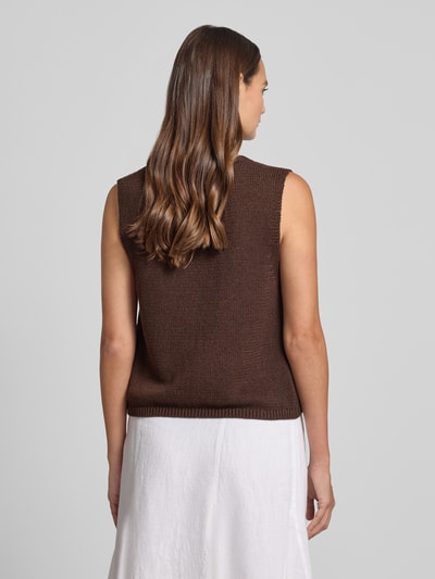 Frauenmodel trägt Strickweste mit Knopfverschluss Modell 'Grscaliva' von FREE/QUENT, Material-Mix mit Leinen-Anteil, Regular-Fit, Rückansicht.