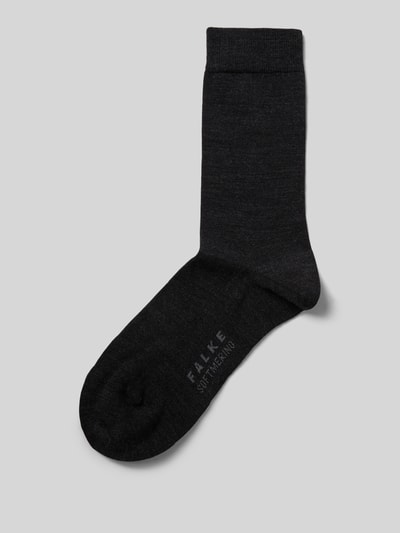 Produktfoto, Socken mit Label-Schriftzug Modell 'SOFTMERINO' von FALKE aus Schurwoll-Baumwoll-Mix mit Stretch-Anteil, elastisches Rippenbündchen, dunkelgraue Farbe, glatte Textur.