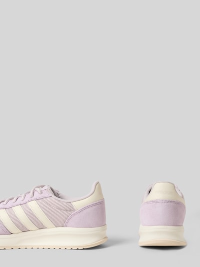 Produktfoto, Sneaker mit Schnürverschluss von adidas Sportswear im Leder-Mix mit abgerundeter Spitze, Label-Detail, strukturierte Sohle, Absatzhöhe 4 cm, Schafthöhe 7 cm, Schaftweite 6 cm, helle Pastellfarben, glatte und strukturierte Texturen.