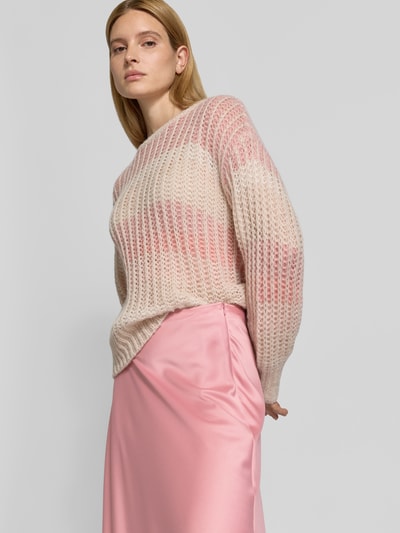 Frauenmodel trägt Midirock aus Satin mit Reißverschluss von Juvia in zartem Rosa, schmale Passform, Nahaufnahme Oberkörper.
