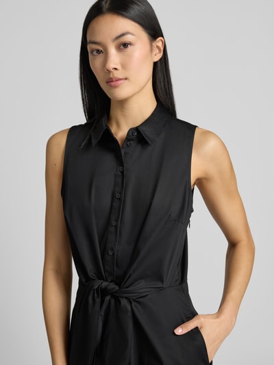 Frauenmodel trägt Midikleid mit Umlegekragen von Comma in Schwarz, Baumwoll-Mix, tailliert, Knopfleiste, Zierknoten, Ärmelloses-Design, Nahaufnahme Oberkörper.