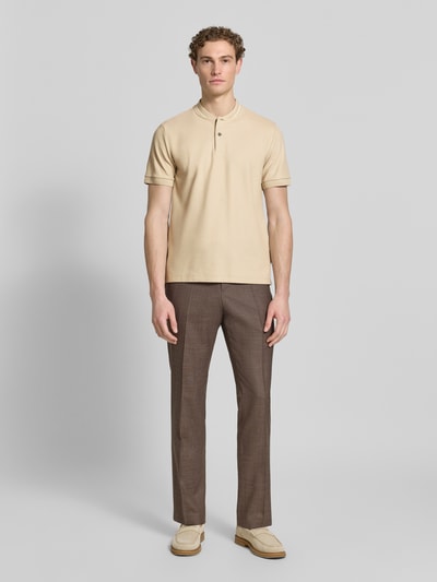 Männermodel trägt Regular Fit Poloshirt aus einer Baumwolle C-PRATT40 von BOSS in Unifarben, Piqué-Struktur, Ganzkörperansicht von vorne.