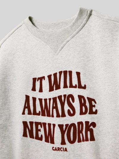 Garcia Sweatshirt mit Statement-Print und Rundhalsausschnitt Mittelgrau Melange 2