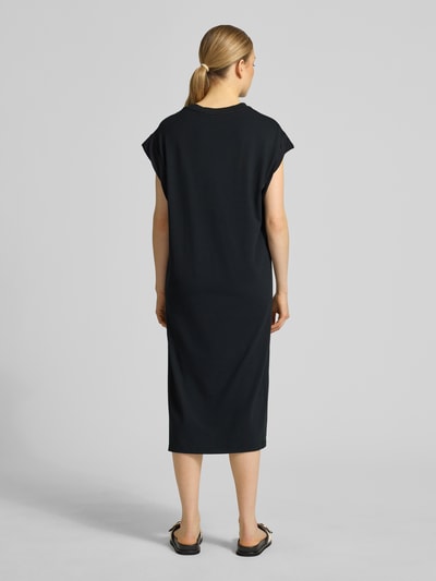 Frauenmodel trägt Comfort Fit Maxi T-Shirtkleid von BOSS Orange, Optik: Unifarben, Passform: Comfort Fit, Ärmellänge: Kurzarm, Ganzkörperansicht Rückansicht.