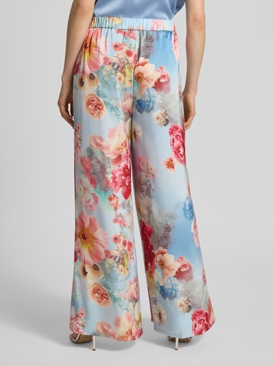 Frauenmodel trägt Hose im Allover-Look mit elastischem Bund von V by Vera Mont, Satin, Wide Leg, florale Muster, Pastellfarben, Ganzkörperansicht Rückansicht.