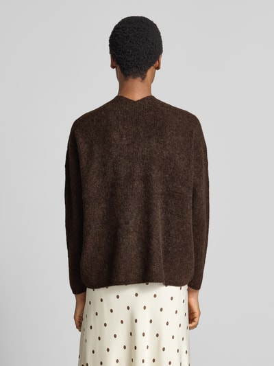 Vrouwenmodel draagt gebreide pullover uit wolmix met alpaca, regular fit, model 'THORA' van MOS MOSH, v-hals, ruglengte maat S 82 cm, mouwlengte maat S 46 cm, donkerbruin, grof gebreide textuur, geheel aanzicht rugzijde
